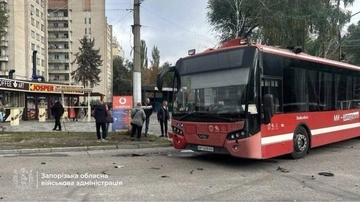 Россияне ударили FPV-дроном по автобусу в Запорожье – что известно