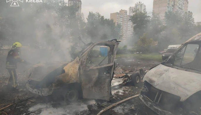 У Дарницькому районі Києва після атаки РФ загорілися автомобілі: що відомо про наслідки