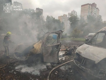 У Дарницькому районі Києва після атаки РФ загорілися автомобілі: що відомо про наслідки