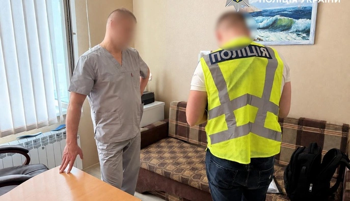 Керівників київського медзакладу викрили на систематичних поборах із хірургів