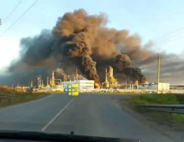Два российских НПЗ за сутки: Зеленский подтвердил новые удары по России