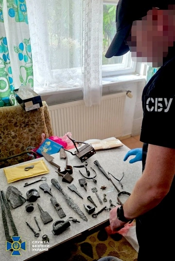На Тернопільщині чоловіка підозрюють у спробі вивезти за кордон стародавні артефакти