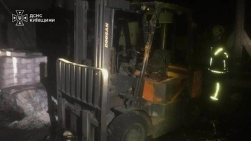 В Киевской области из-за атаки дронов повреждены предприятия, пострадал охранник
