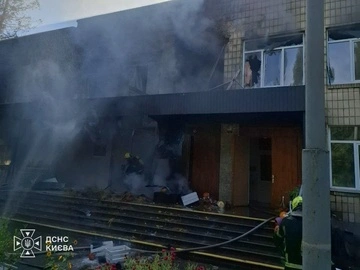 Росіяни вдарили безпілотником по школі у Києві - фото
