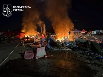 У передмісті Києва палає ринок через російську атаку: є загиблі та поранені