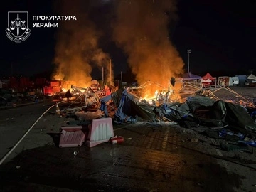 В пригороде Киева горит рынок из-за российской атаки: есть погибшие и раненые