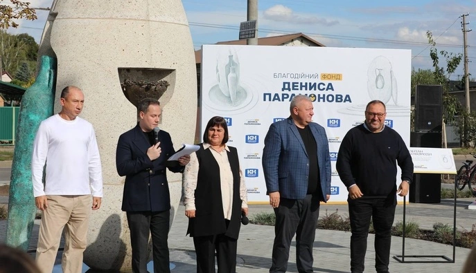 20 тонн граніту та «зерно життя»: меценат Денис Парамонов подарував громаді Білої Церкви Фонтан Сковороди