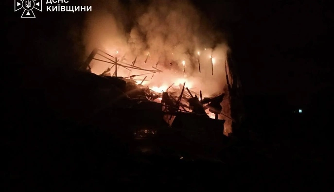 Київщина вночі опинилася під ударом БПЛА: виникла пожежа, є постраждалі