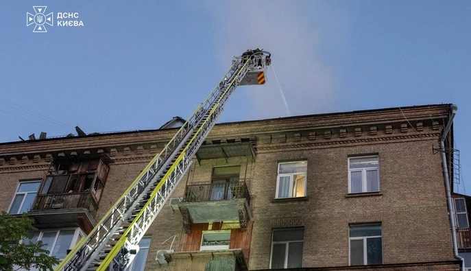 Ранковий удар по Києву: у двох районах пошкоджені житлові будинки – фото