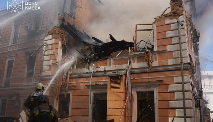 Удар РФ по Києву: число загиблих від атаки по будинку академії наук зросло до двох