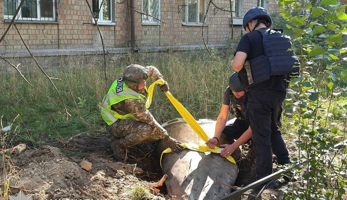 Впали біля будинків: у Києві вибухотехніки знешкодили бойові частини двох балістичних ракет