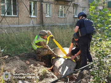 Впали біля будинків: у Києві вибухотехніки знешкодили бойові частини двох балістичних ракет