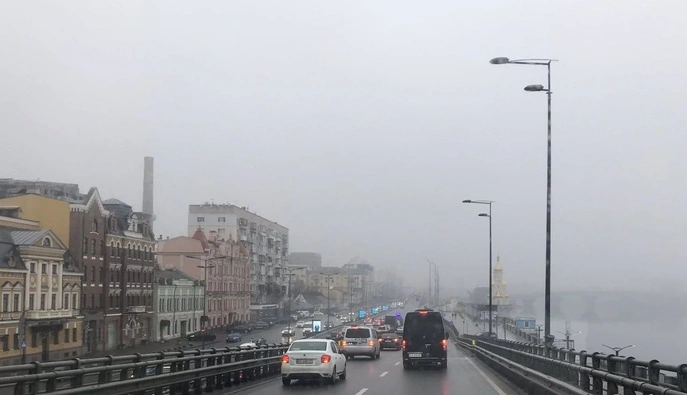 Густой туман окутал Киев после ночных атак — спасатели объяснили, что это