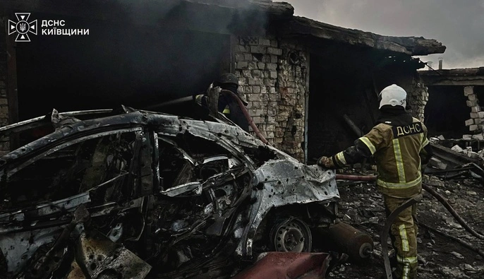 На Київщині після удару РФ триває ліквідація наслідків: у ДСНС розповіли деталі