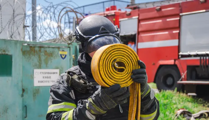 В Харькове дрон нанес удар по торговому центру: есть раненый — первые подробности