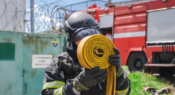 В Харькове дрон нанес удар по торговому центру: есть раненый — первые подробности