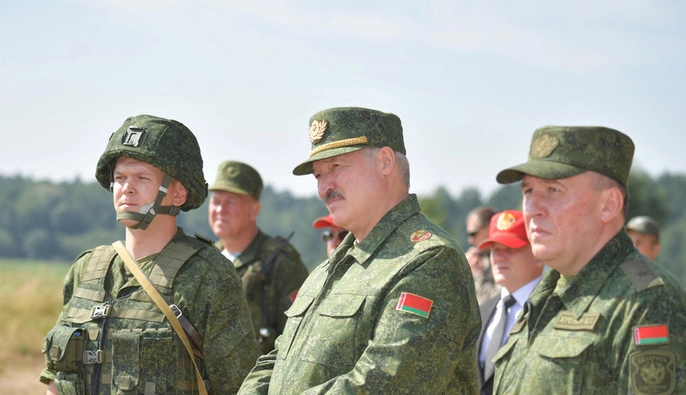 Лукашенко перевіряє армію, щоб бути готовим до наказу з Москви вступити у війну - експерт