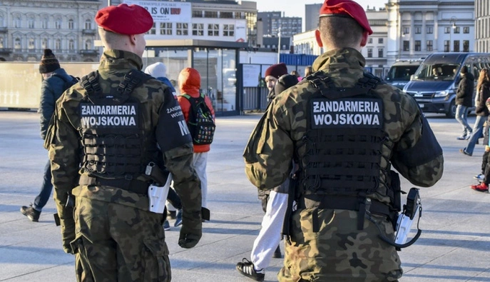 Открыли неизвестную посылку: в штабе военной полиции Польши три человека попали в больницу