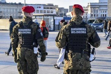Відкрили невідому посилку: у штабі військової поліції Польщі троє людей потрапили до лікарні