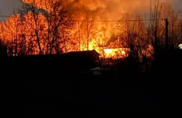 У Голосіївському районі Києва уламки дрона впали поблизу наукової установи, горять дерева