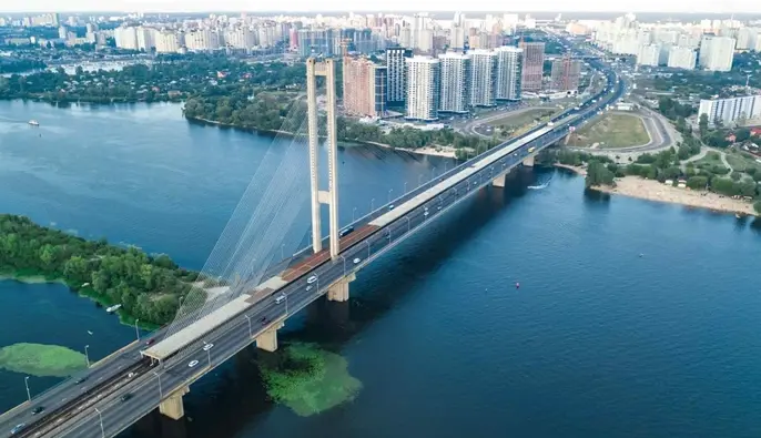 Два БпЛА влучили біля Південного мосту в Києві: рух метро зупинили - Кличко