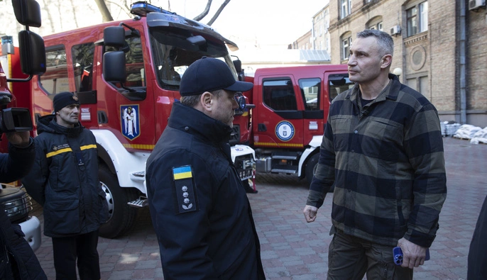 На Подолі в Києві загорілася покрівля 25‑поверхівки через уламки дрона: деталі