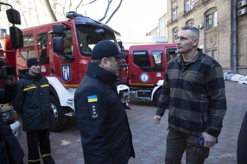 На Подолі в Києві загорілася покрівля 25‑поверхівки через уламки дрона: деталі