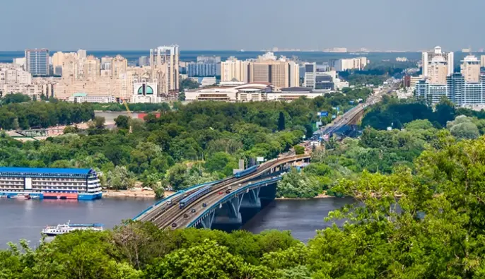 Три мости Києва перекривали після нічних ударів: які маршрути змінили