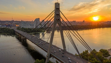 Удар на Северном мосту повредил контактную сеть, движение частично перекрыли — КГГА