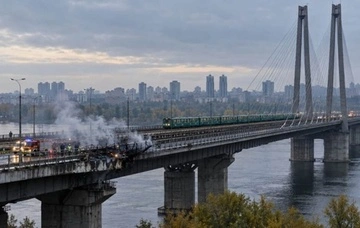 Киянам варто менше їздити між берегами Дніпра: експертка про наслідки атак РФ по мостах