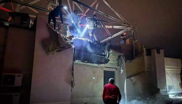 В Киеве обломки дрона упали на крышу многоэтажки: возник пожар