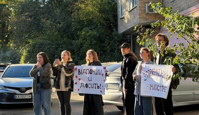 Режиссера Билоуса, подозреваемого в сексуальном насилии над студентками, выпустили из СИЗО
