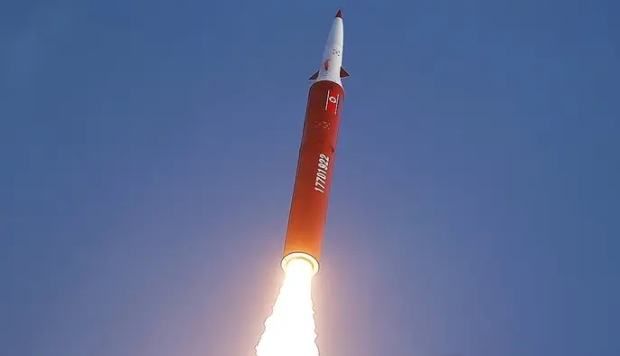 Северная Корея запустила стратегическую ракету на 1000 км в сторону Японии