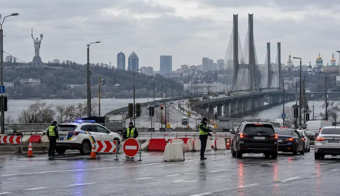 Перекриття мостів через Дніпро може паралізувати Київ — експерт
