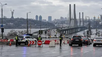 Перекрытие мостов через Днепр может парализовать Киев - эксперт