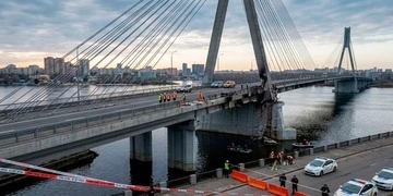 Волонтери Києва готуються до можливого транспортного колапсу через атаки по мостах: деталі