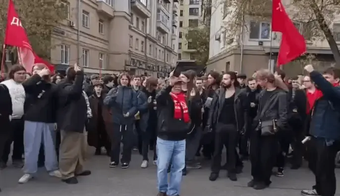В Москве на митинге КПРФ начали задерживать людей после того, как прозвучал лозунг «Долой царя!»