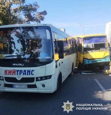 ДТП із двома маршрутками у Києві: травмовано трьох людей, зокрема дитину