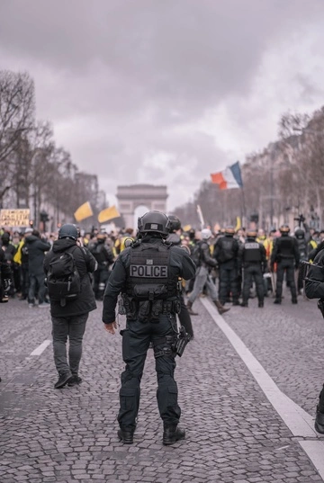 Во Франции из-за протестов школьников прекратили работу около 500 школ - BBC