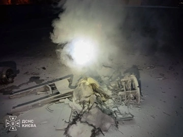 Київ атакували дрони: уламки впали на навчальний заклад