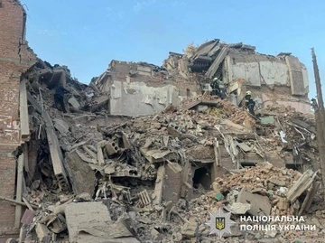 Ракети влучили у багатоповерхівку в Прилуках – рятувальники розбирають завали