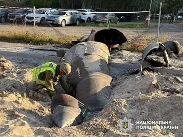 Поврежденное кладбище, ракета во дворе и двое погибших охранников – последствия атаки на Киев