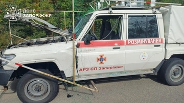В Запорожье вражеский дрон атаковал транспорт саперов ГСЧС: подробности