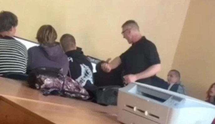В Одесской области уволили преподавателя, который избил и вытащил из класса студента