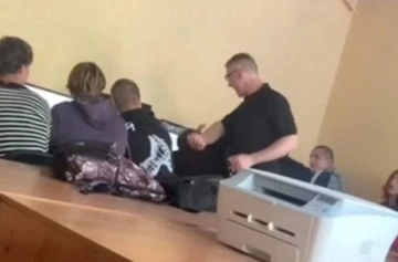 На Одещині звільнили викладача, який побив і витягнув із класу студента