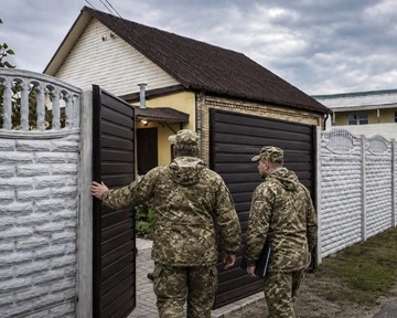 Чи можуть ТЦК зайти до квартири без дозволу: омбудсман пояснив, що каже закон