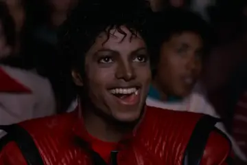 Куртка из клипа Thriller и лоферы для "лунной походки": культовые вещи Майкла Джексона продадут на аукционе