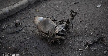 У Києві впали уламки російського дрона: загорілася трава
