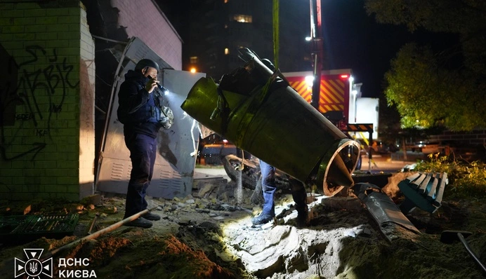 Після російського удару на Оболоні виявили бойову частину балістичної ракети - фото
