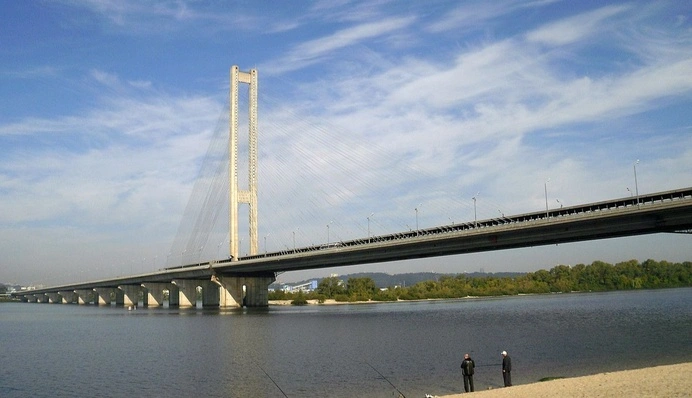У Києві змінили рух транспорту через перекриття Південного мосту